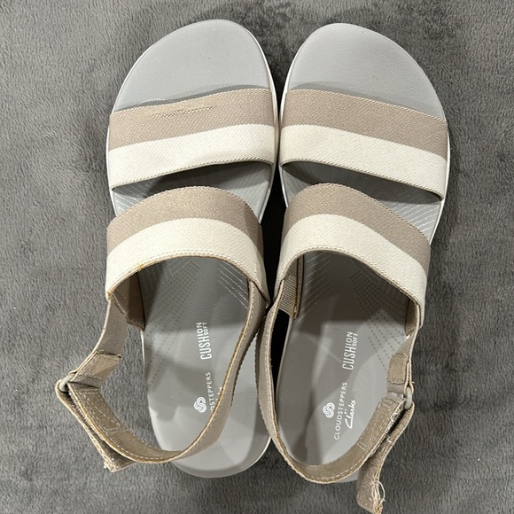 Clark’s Cloudsteppers sandals size 7, worn a few times. Khaki/Cream - Picture 2 of 6